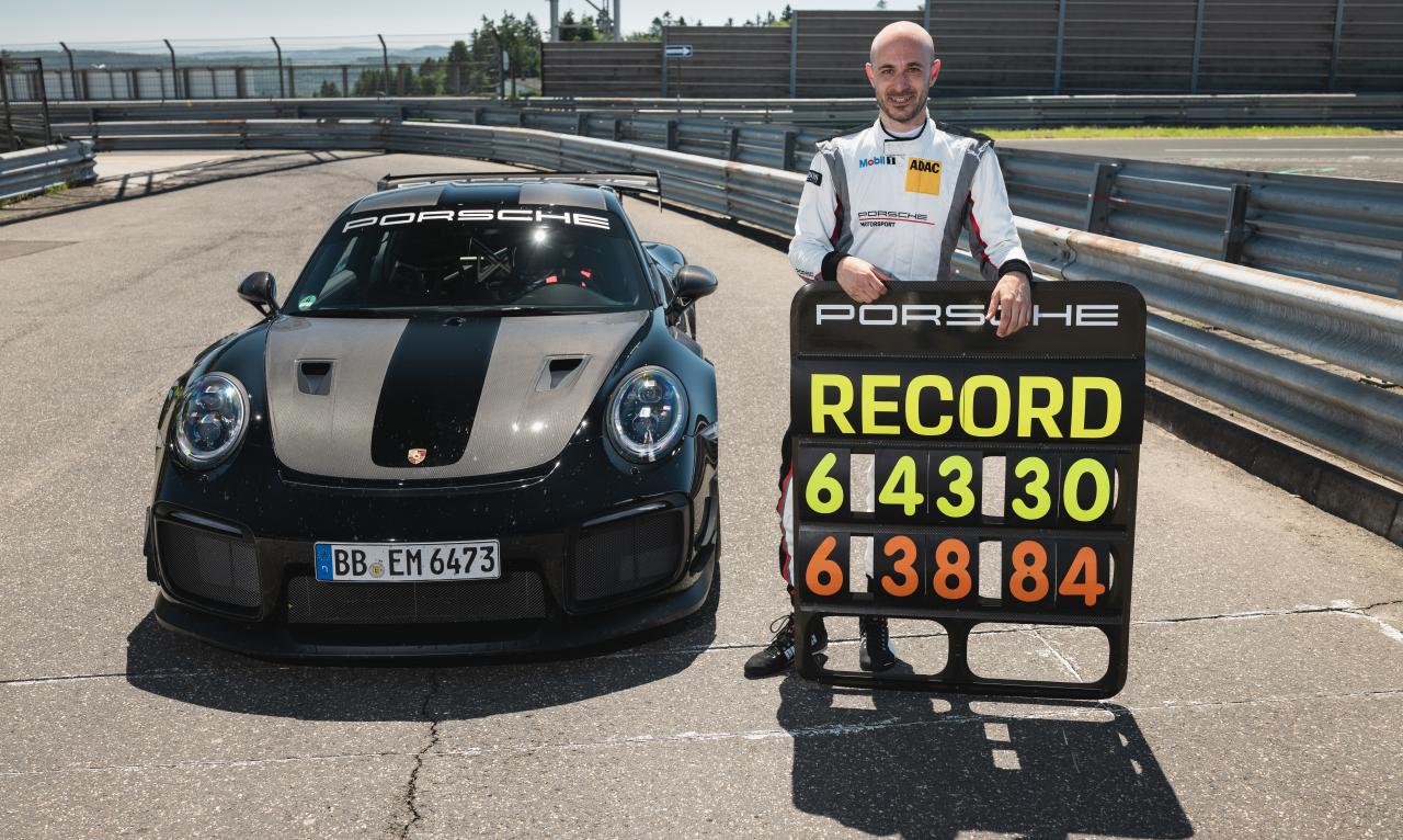Porsche 911 GT2 RS MR Rekordauto mit Testfahrer Lars Kern