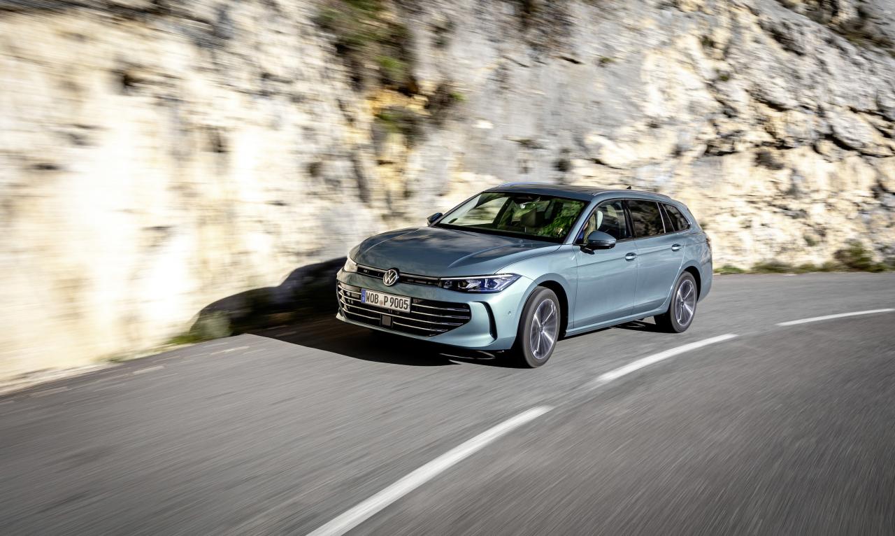 Volkswagen Passat Front/Seite in Fahrt