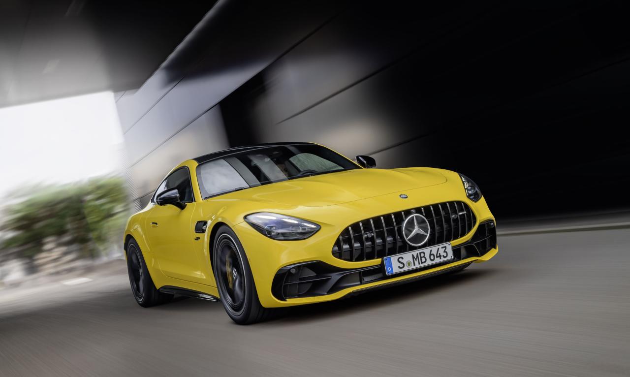 Mercedes-AMG GT 43 Front/Seite in Fahrt