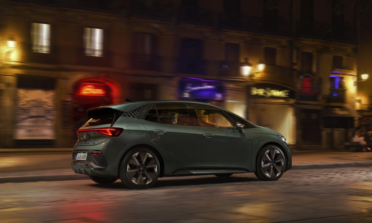 Cupra Born Seite/Heck in Fahrt
