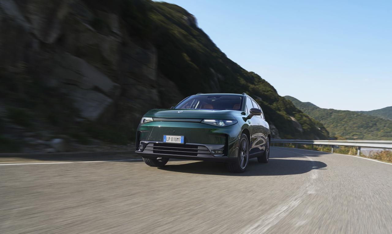 Leapmotor C10 AWD Front/Seite in Fahrt