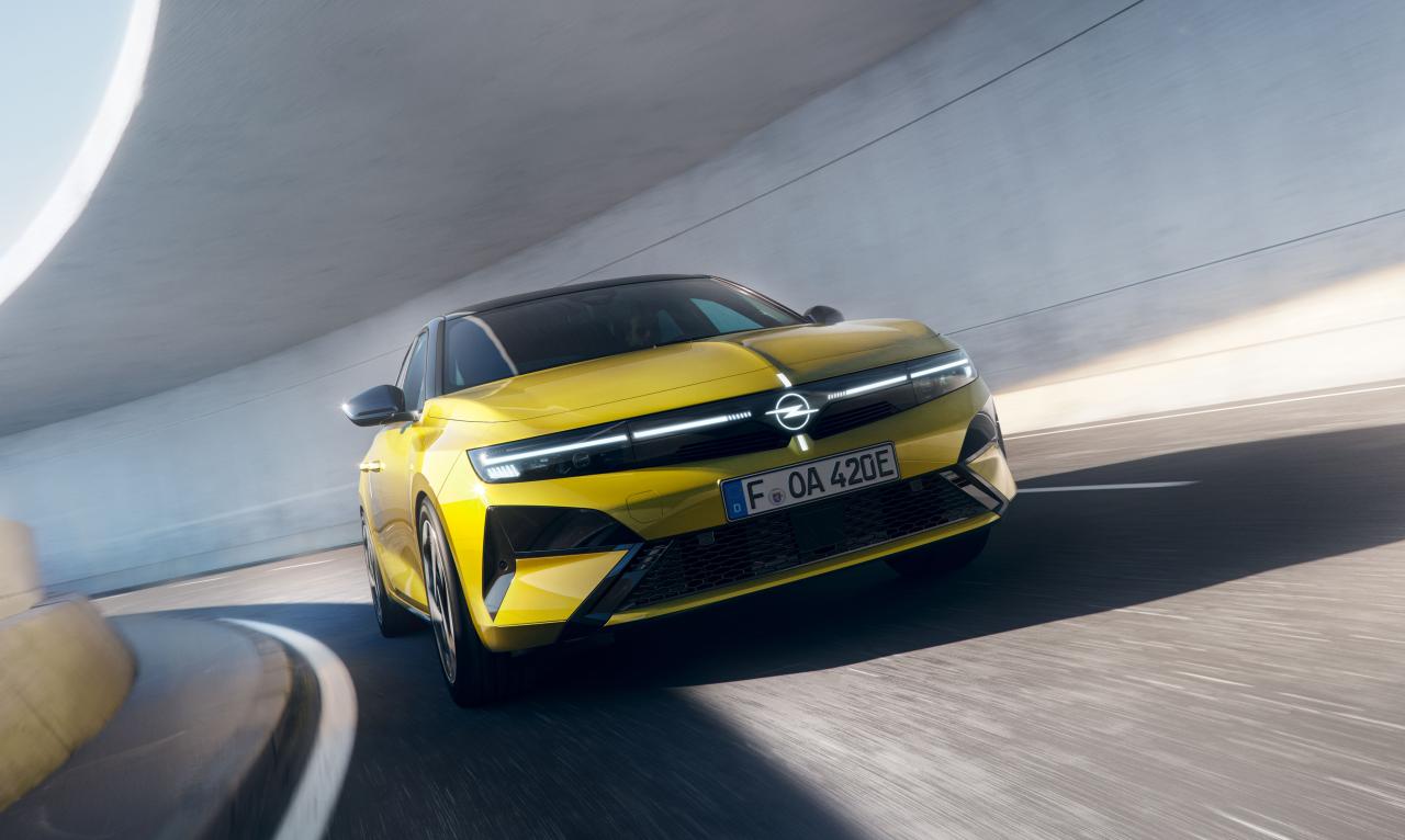 Opel Astra Front/Seite in Fahrt