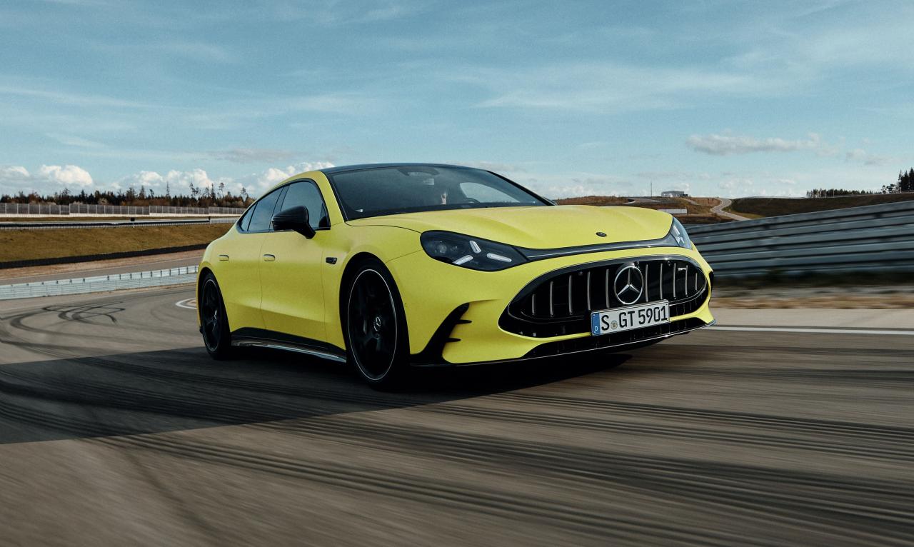 Mercedes-AMG GT 63 4Matic+ 4-Türer Coupé Front/Seite in Fahrt