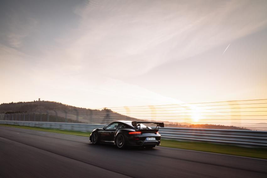 Porsche 911 GT2 RS MR Rekord auf der Strecke Heck