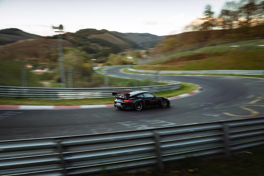 Porsche 911 GT2 RS MR Rekord auf der Strecke Heck