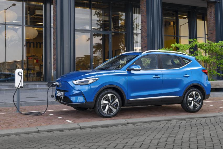 MG ZS EV Facelift Seite bei Ladung