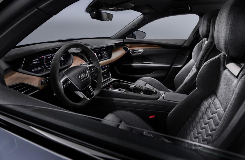 Audi e-tron Goldenes Lenkrad Innenraum