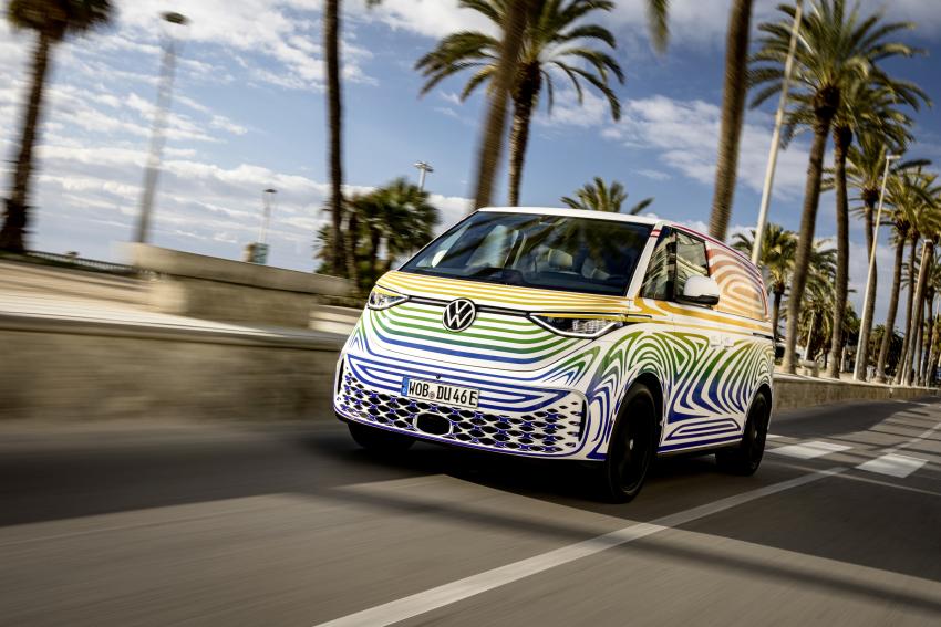 VW ID. Buzz in Fahrt front