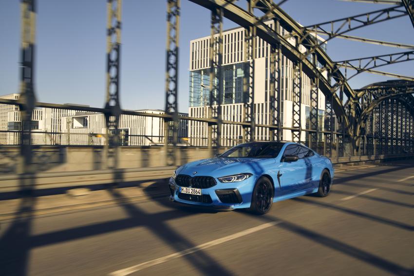BMW M8 Competition Coupé in Fahrt