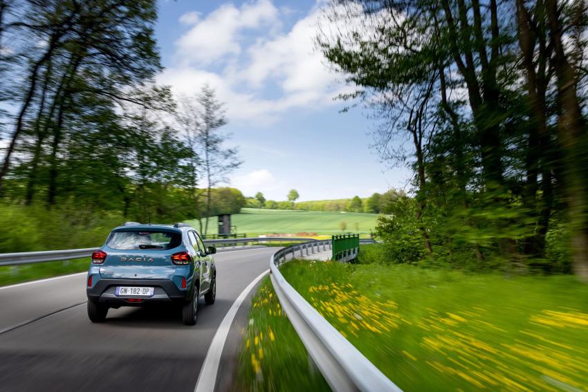 Dacia Spring Heck in Fahrt