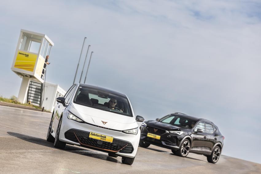 ÖAMTC Fahrtechnik Zentrum mit Cupra Bord und Cupra Formentor
