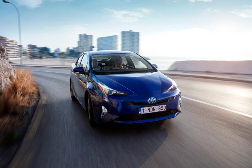 Toyota Prius 4. Generation Front/Seite in Fahrt