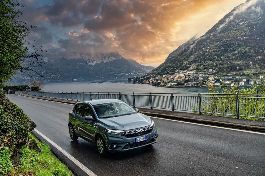 Kleinwagen Dacia Sandero Front/Seite in Fahrt
