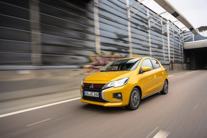 Kleinwagen Mitsubishi Space Star Front/Seite in Fahrt