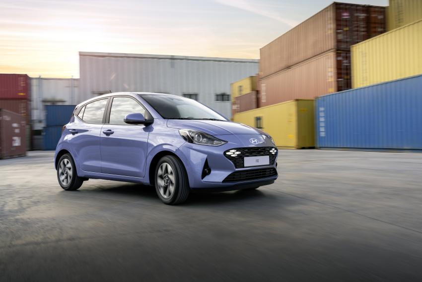Kleinwagen Hyundai i10 Front/Seite in Fahrt
