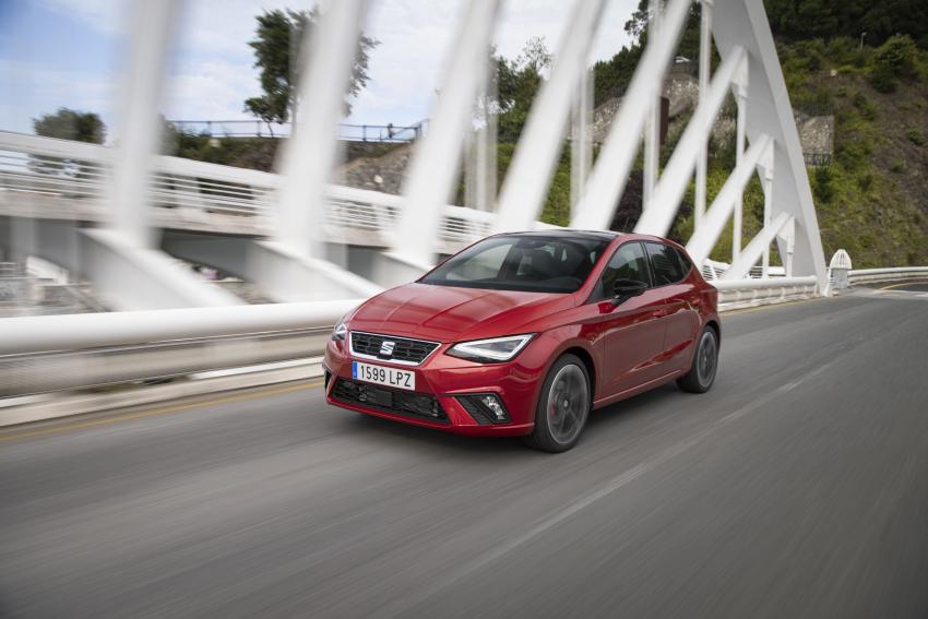 Kleinwagen Seat Ibiza Front/Seite in Fahrt