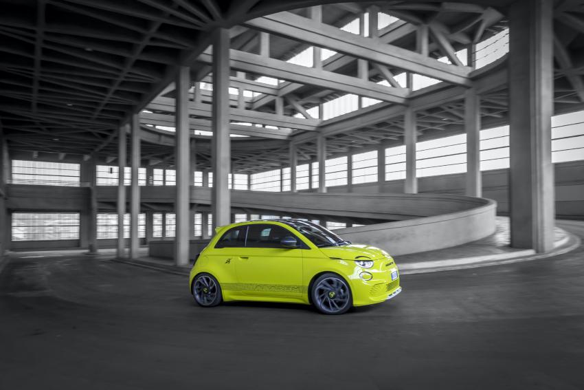Abarth 500e Seite in Fahrt