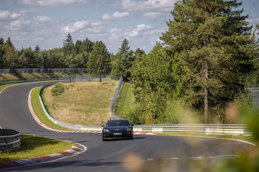 Porsche Taycan Vorserienfahrzeug Front in Fahrt
