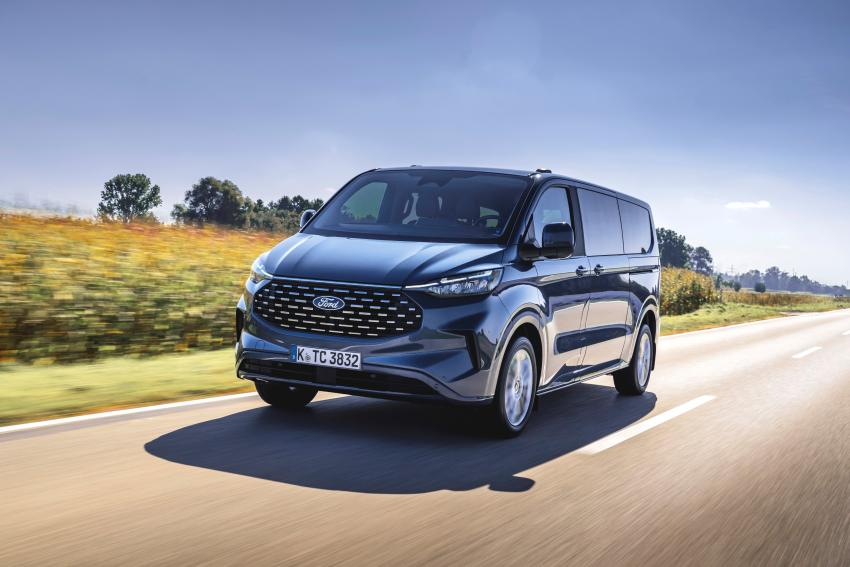 Ford Tourneo Custom Front/Seite in Fahrt