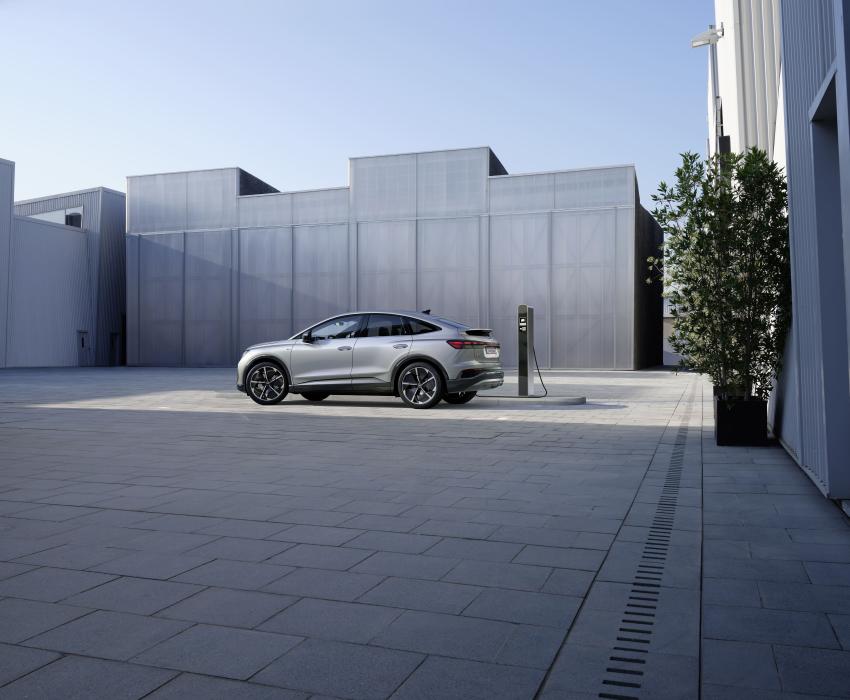 Audi Q4 Sportback e-tron Seite an Ladesäule