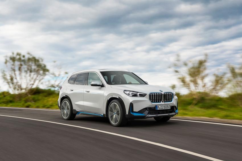 BMW iX1 Front/Seite in Fahrt