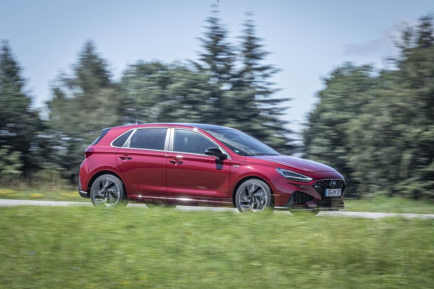 Hyundai i30 Seite/Front in Fahrt