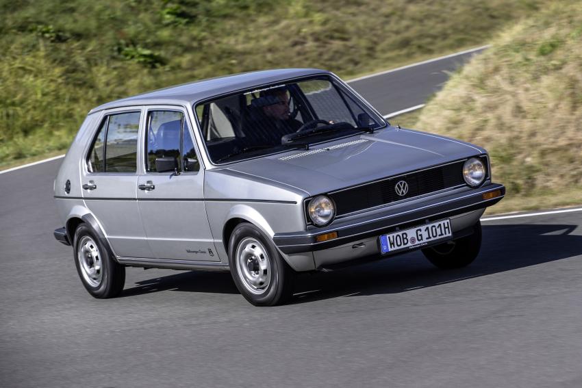 VW Golf 50 Jahre, Golf 1 Front/Seite in Fahrt