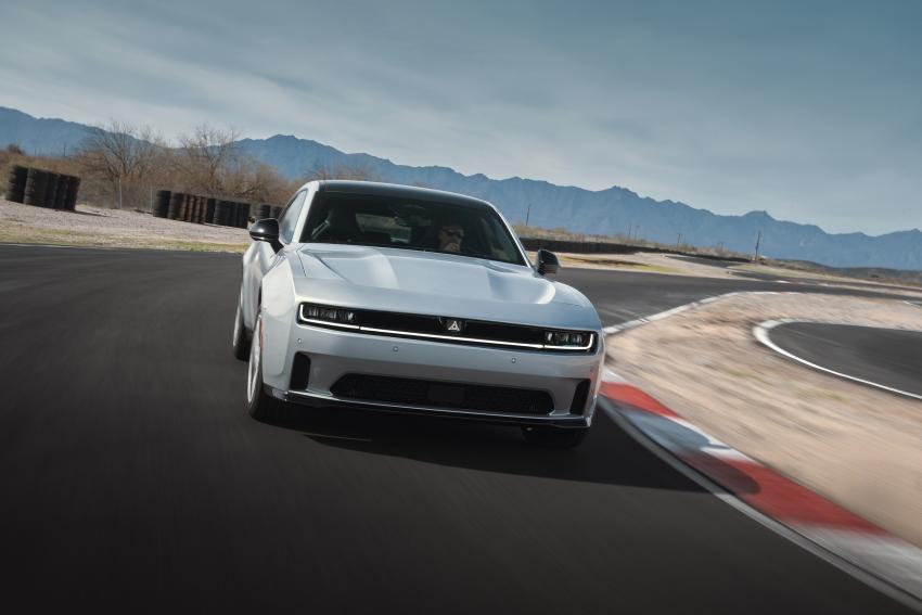Dodge Charger Front/Seite in Fahrt