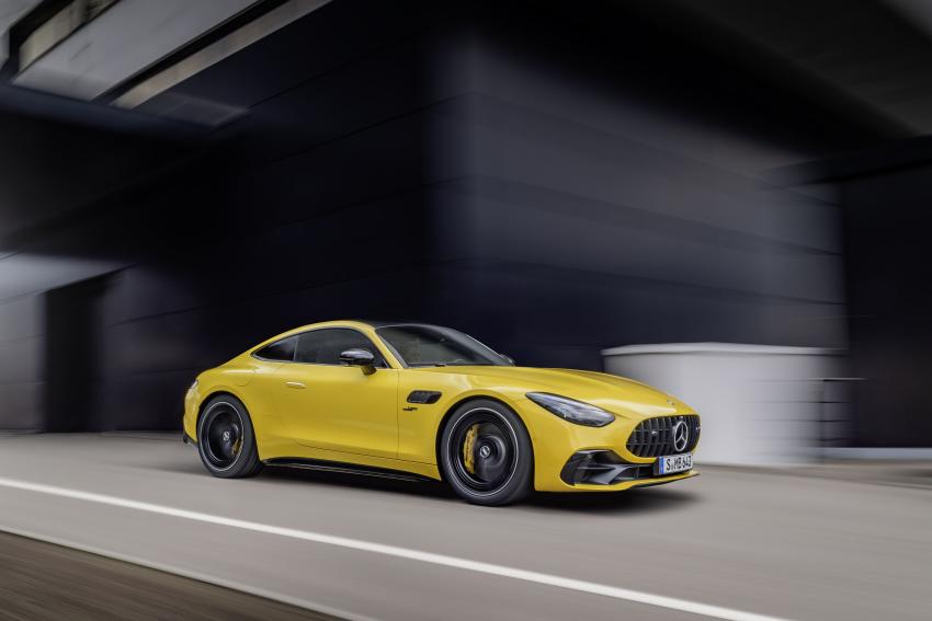 Mercedes-AMG GT 43 Front/Seite in Fahrt