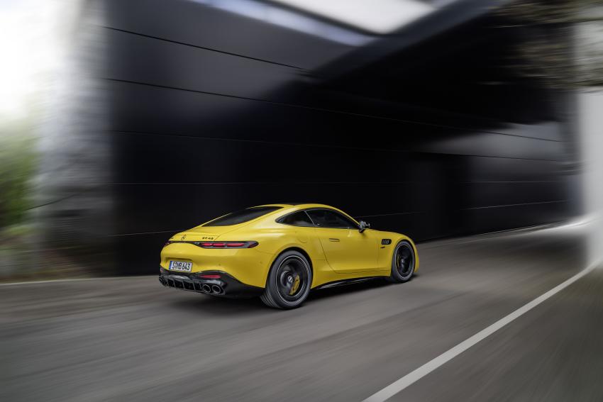 Mercedes-AMG GT 43 Heck/Seite in Fahrt