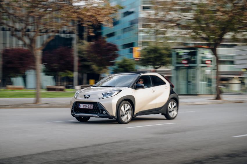 Toyota Aygo X Front/Seite in Fahrt