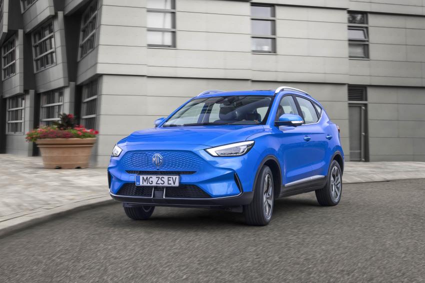 MG ZS EV Front/Seite in Fahrt