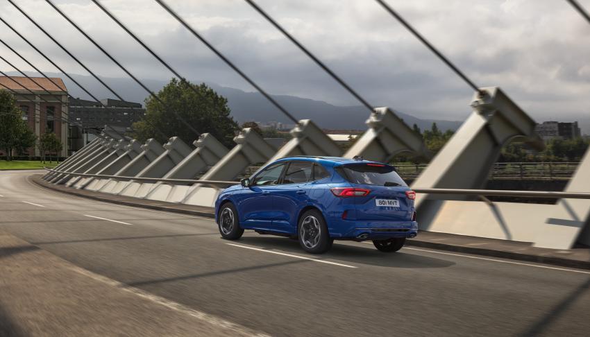 Ford Kuga ST-Line Heck/Seite in Fahrt