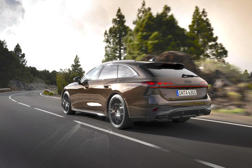 Audi A6 Avant Heck/Seite in Fahrt