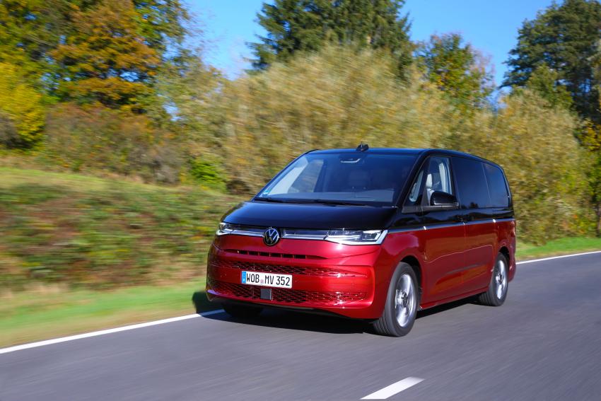 VW Multivan Front/Seite in Fahrt