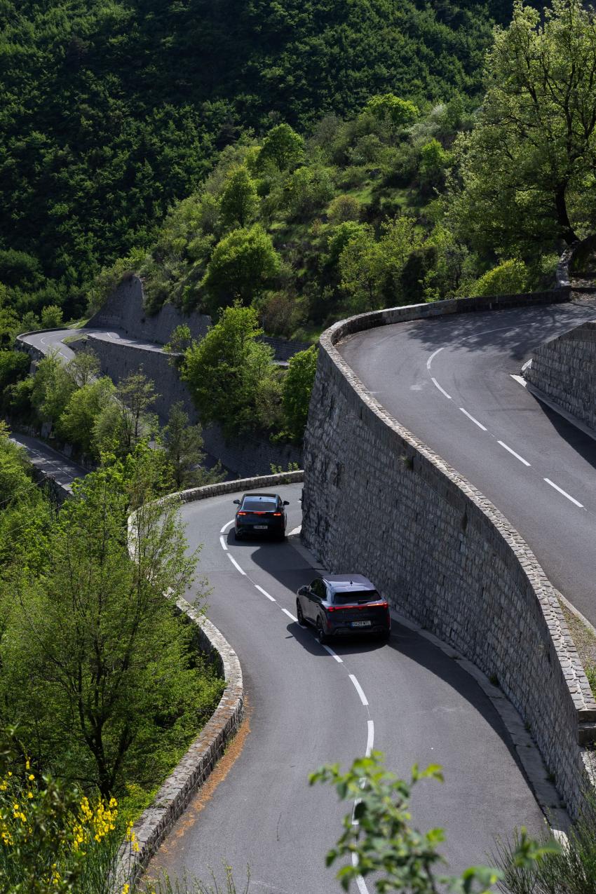 2 Cupra Tavascan Heck in Fahrt
