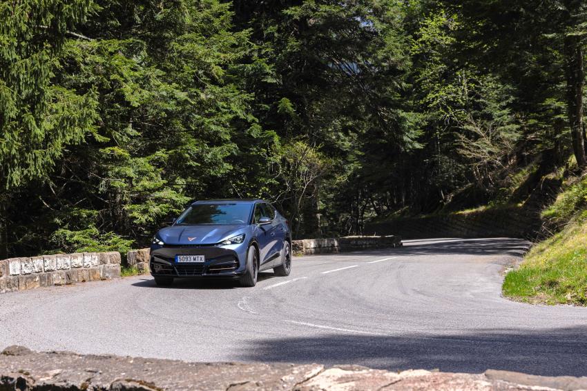 Cupra Tavascan Front/Seite in Fahrt