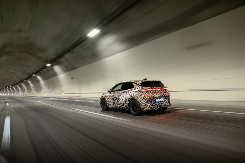 Cupra Raval Heck/Seite in Fahrt