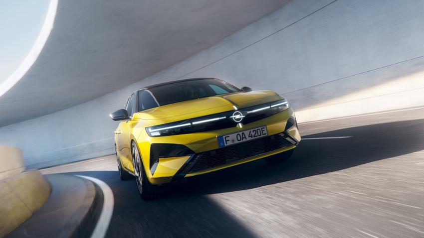 Opel Astra Front/Seite in Fahrt