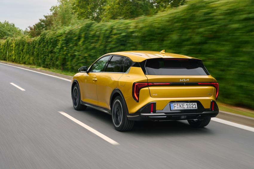 Kia K4 Heck/Seite in Fahrt
