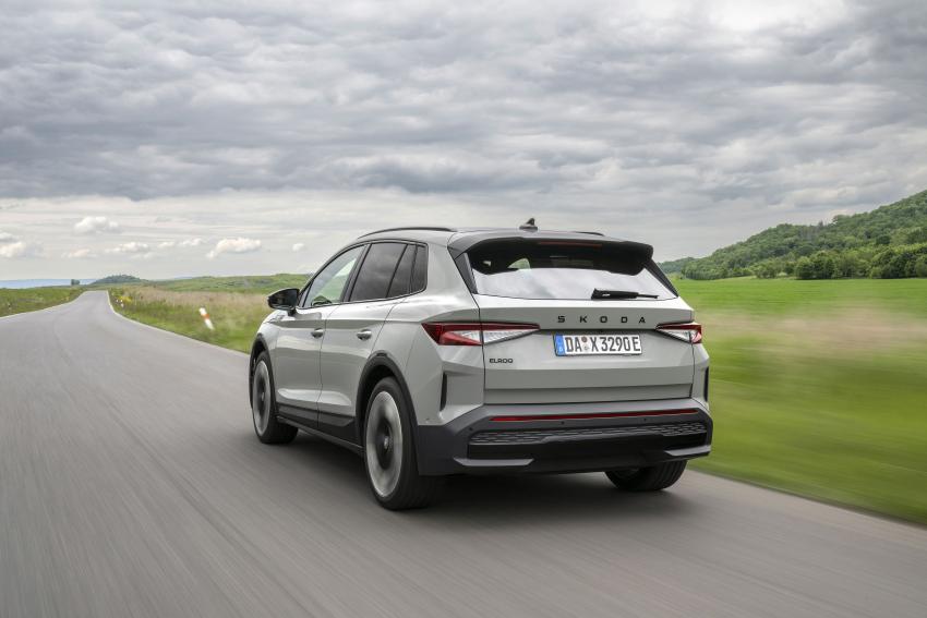 Skoda Elroq RS Heck/Seite in Fahrt