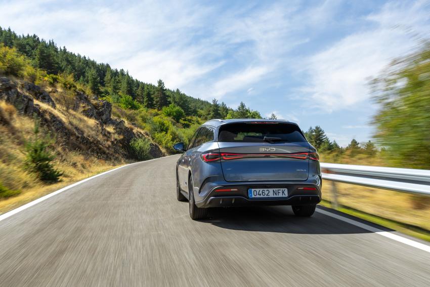 BYD Seal 6 Touring Heck/Seite in Fahrt