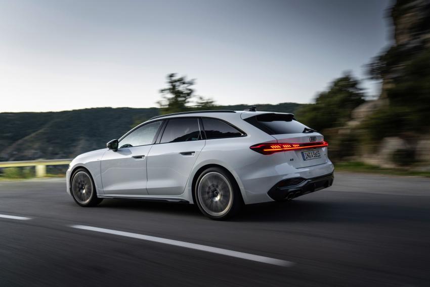 Audi A5 Avant Heck/Seite in Fahrt