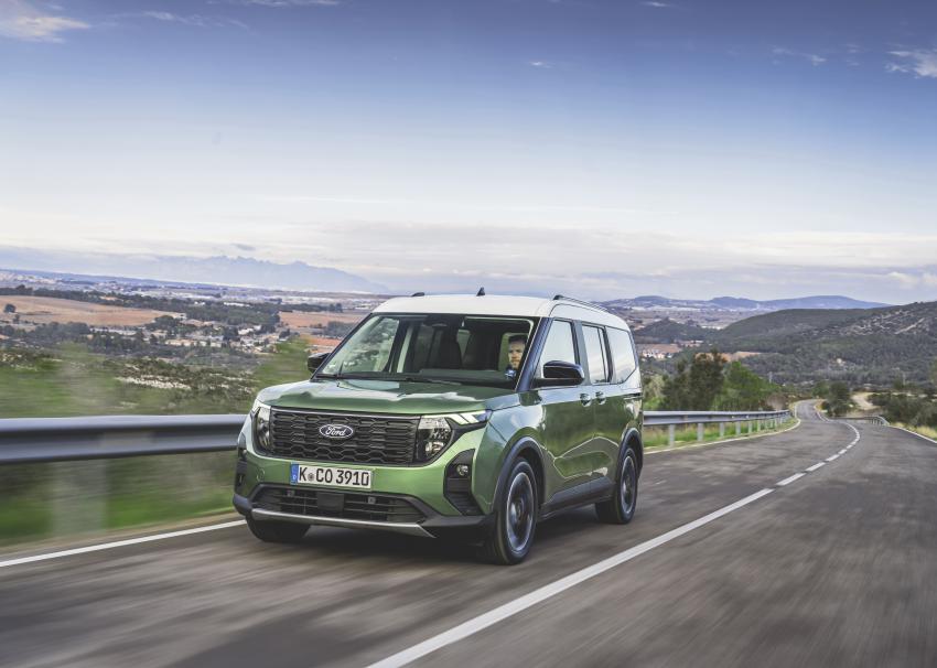 Ford Tourneo Courier Front/Seite in Fahrt