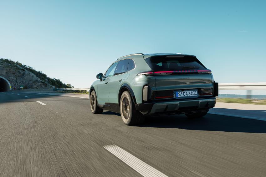 Porsche Cayenne Electric Heck/Seite in Fahrt