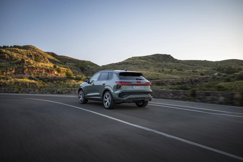 Audi Q3 Heck/Seite in Fahrt