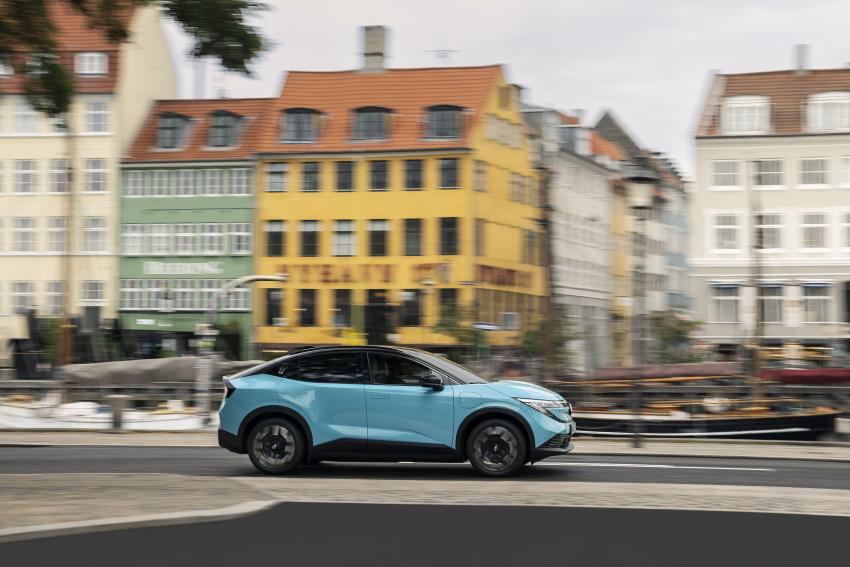 Nissan Leaf Seite in Fahrt
