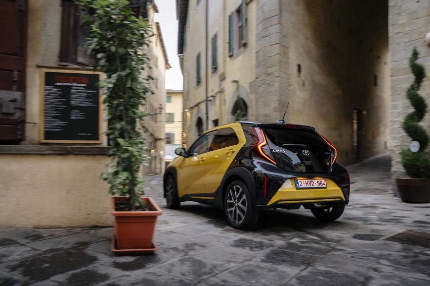 Toyota Aygo X Heck/Seite in Fahrt
