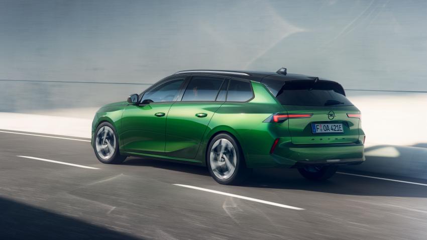 Opel Astra Sports Tourer Seite/Heck in Fahrt