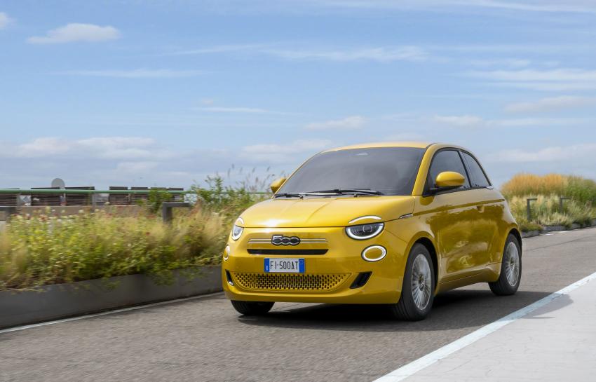 Fiat 500 Hybrid Front/Seite in Fahrt